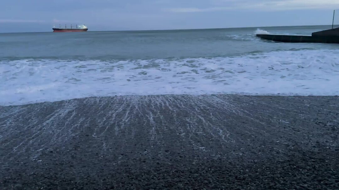 Дождь на море. Брызги моря. Девушка в брызгах воды. Дождь на море. Дождь на море.