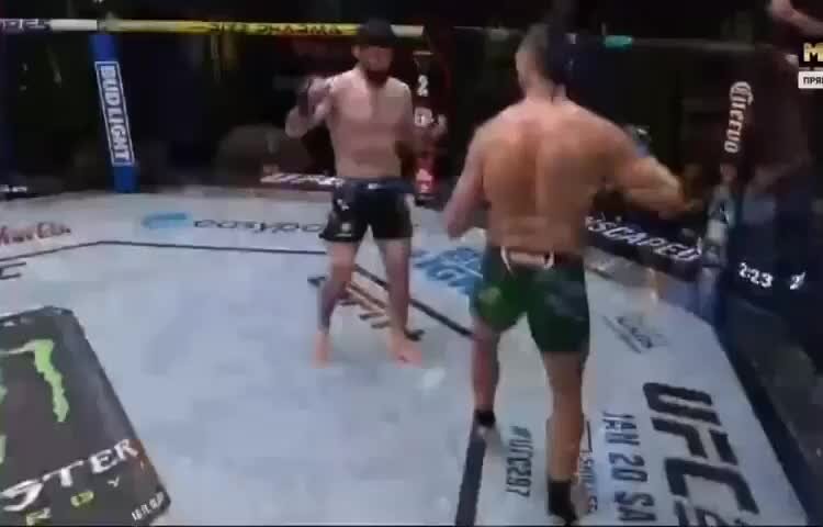 Уокер против анкалаева. Анкалаев куцелаба. Анкалаев куцелаба взвешивание. Уокер против анкалаева. Куцелаба анкалаев сидят за столом.