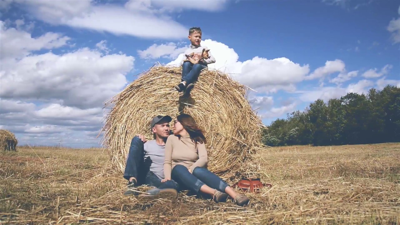 Фотосессия со стогом сена. Фотосессия с сеном семейная. Семейная фотосессия в поле. Фотосессия на сене в поле семьей. Спать на сене будет сеня