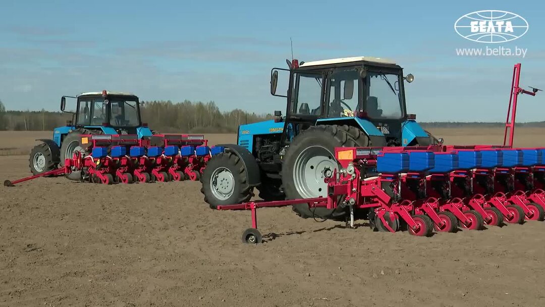 Совхоз трактора. Трактора в совхозе. Колхоз ссср трактор мтз 82. Совхоз трактора. Совхоз сельхозтехника.