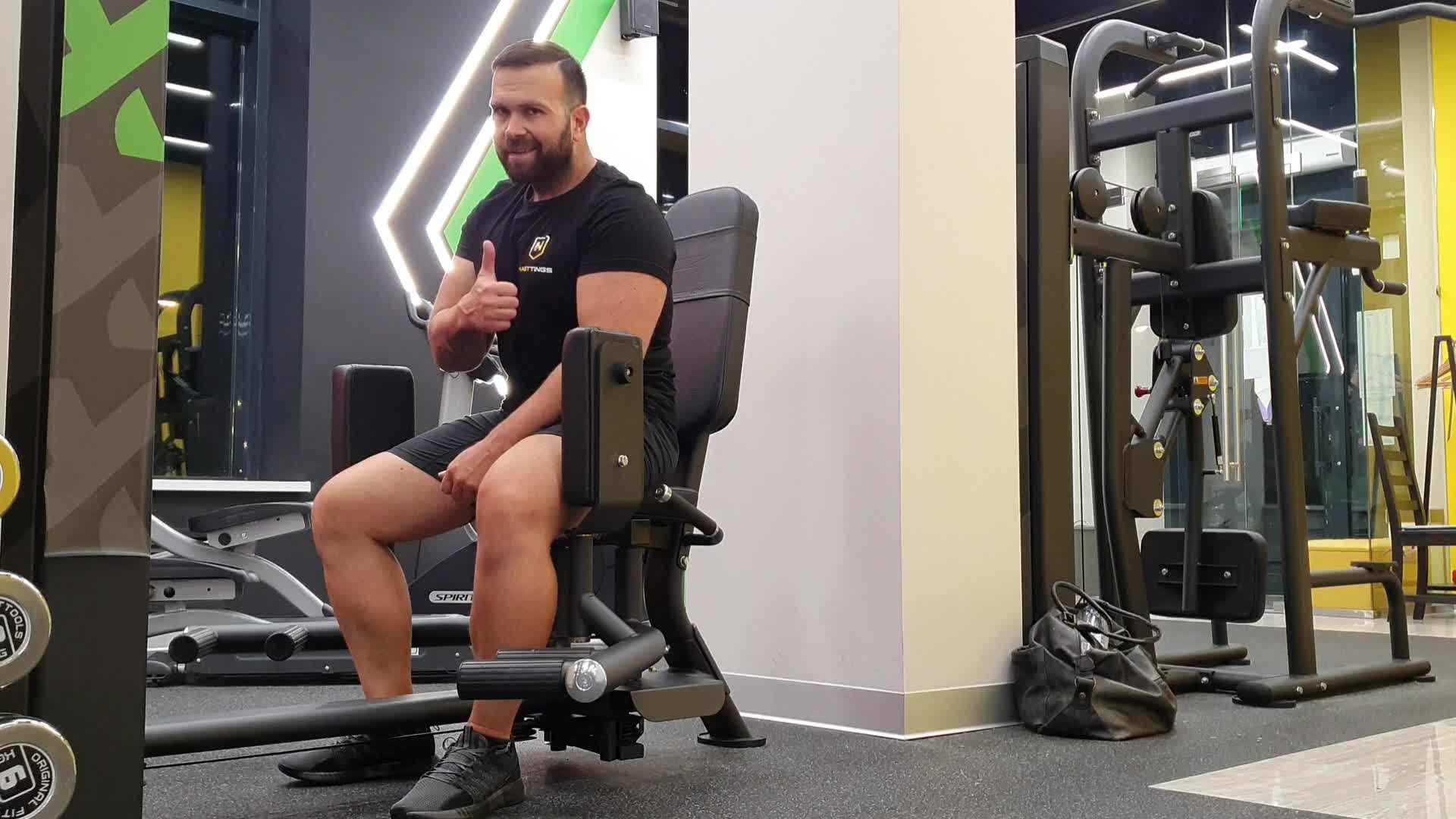 сведение тщательно. жим гантелей лежа нейтральным хватом. сведения в тренажере на грудь. сведение в тренажере на грудные. сведение гантелей.