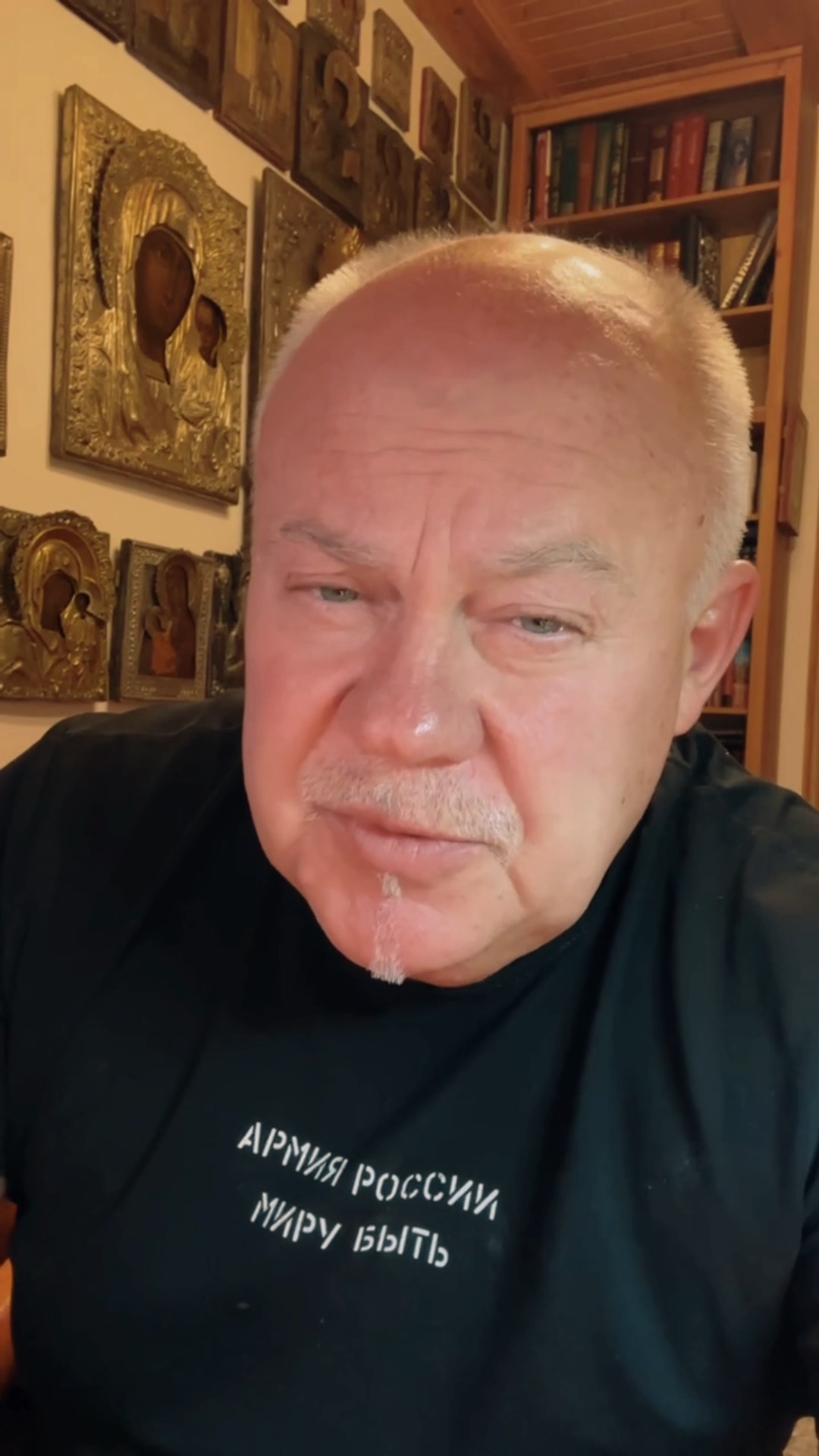 Леша свик самолеты. Самолет леша. Песнь самолета. Обложки музыкальных альбомов с самолётами. Музыка в самолете.