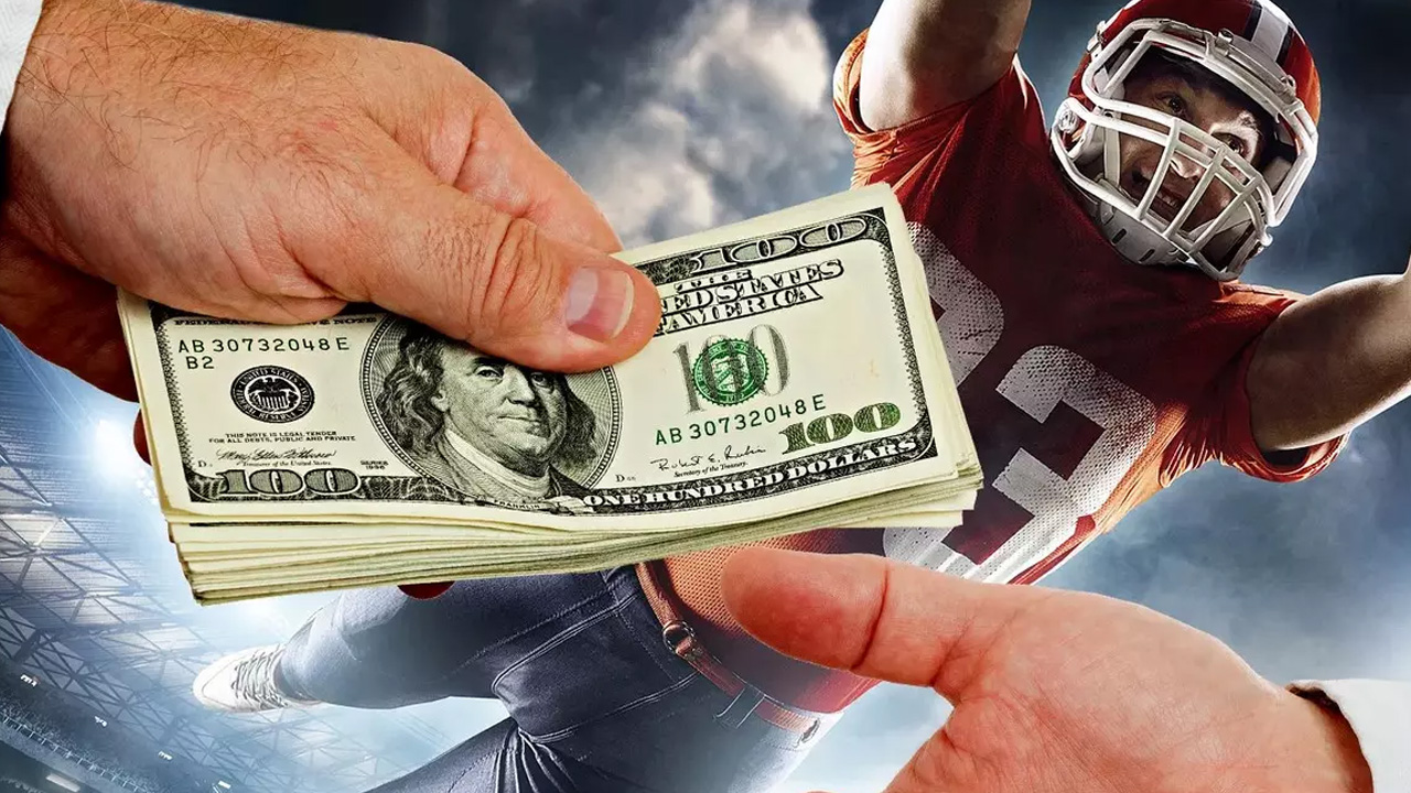 Человек с деньгами. Деньги в женских руках. Заработок денег. Зарабатывать деньги. Легкие деньги.