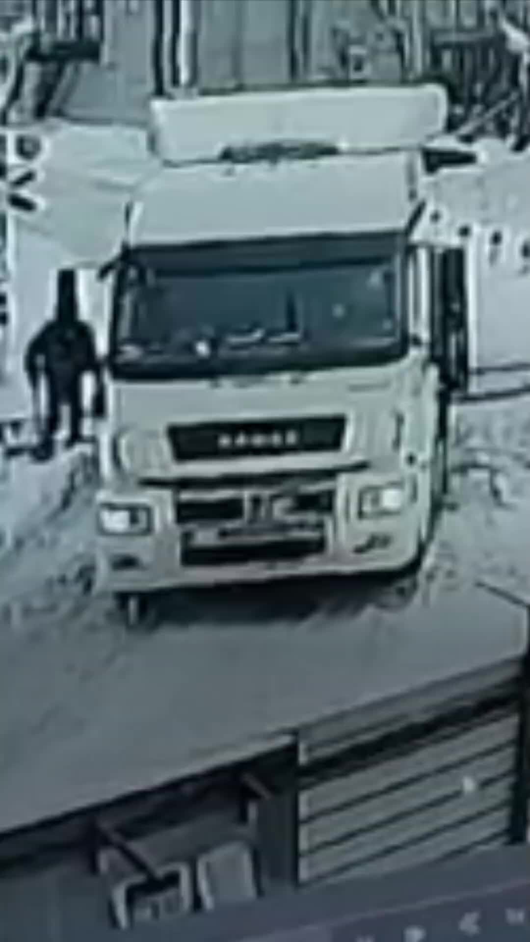 Газета.Ru | Тепловоз снес грузовик в Подмосковье. «КамАЗ» пытался ...