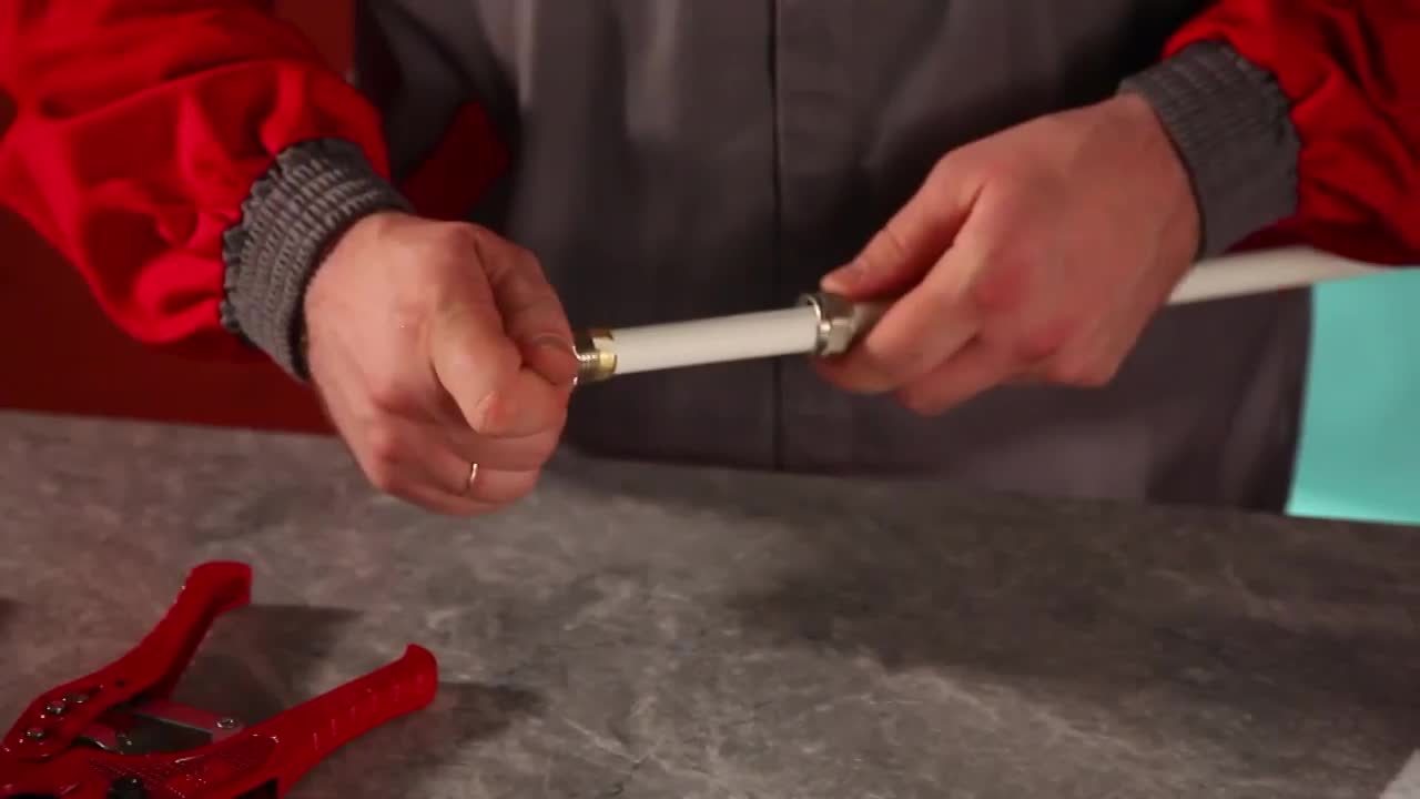 Установка трубок. Монтаж гидравлической системы. Трубы из сшитого полиэтилена для водоснабжения рехау. Монтаж пропиленовых труб. Монтаж гидравлических трубопроводов.