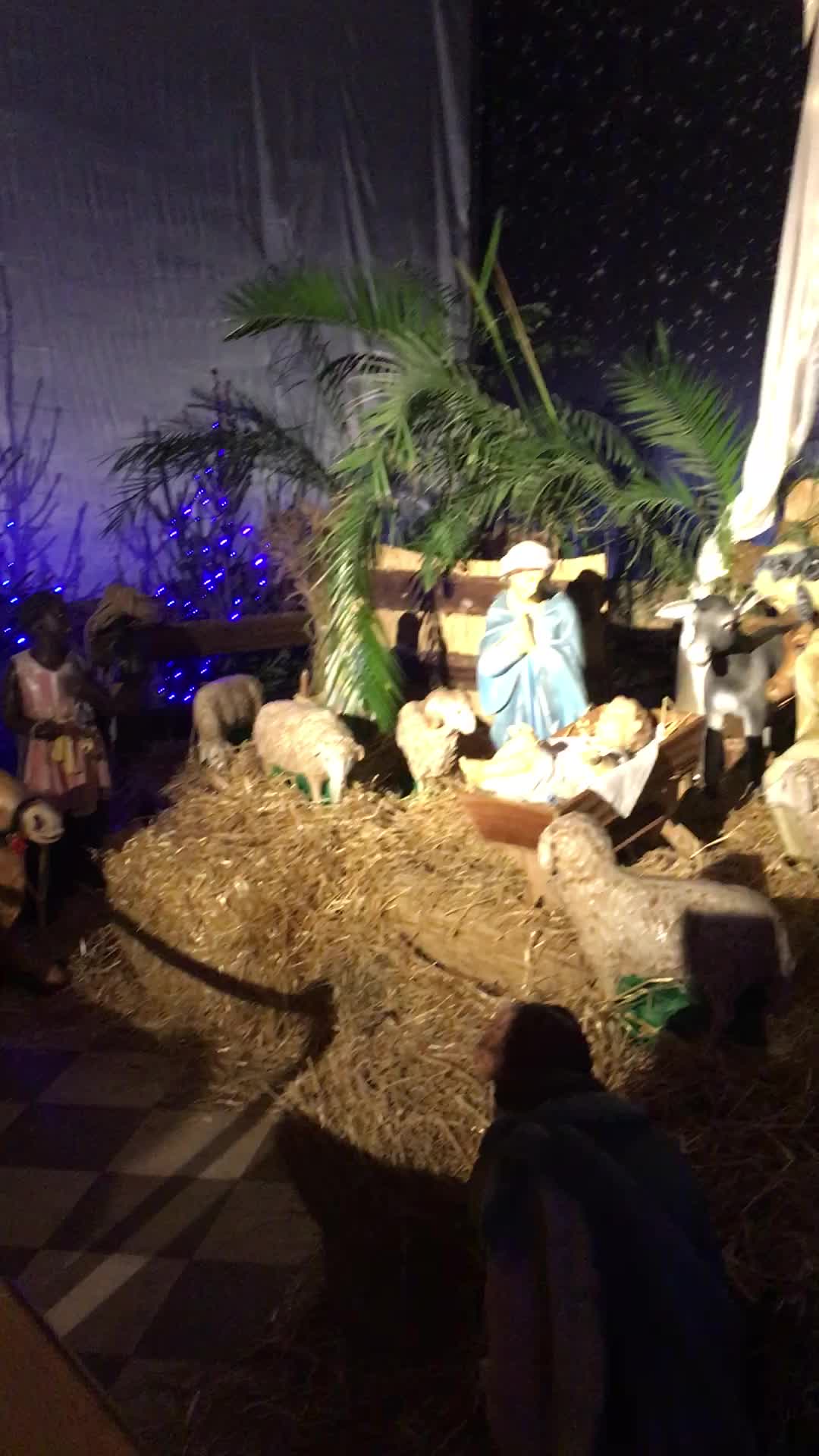 Украшение храма на рождество христово. Вертеп в храме на рождество. Украшение на рождество в церкви. Вертеп рождественский храмовая флористика. Кемерово храм вертеп.