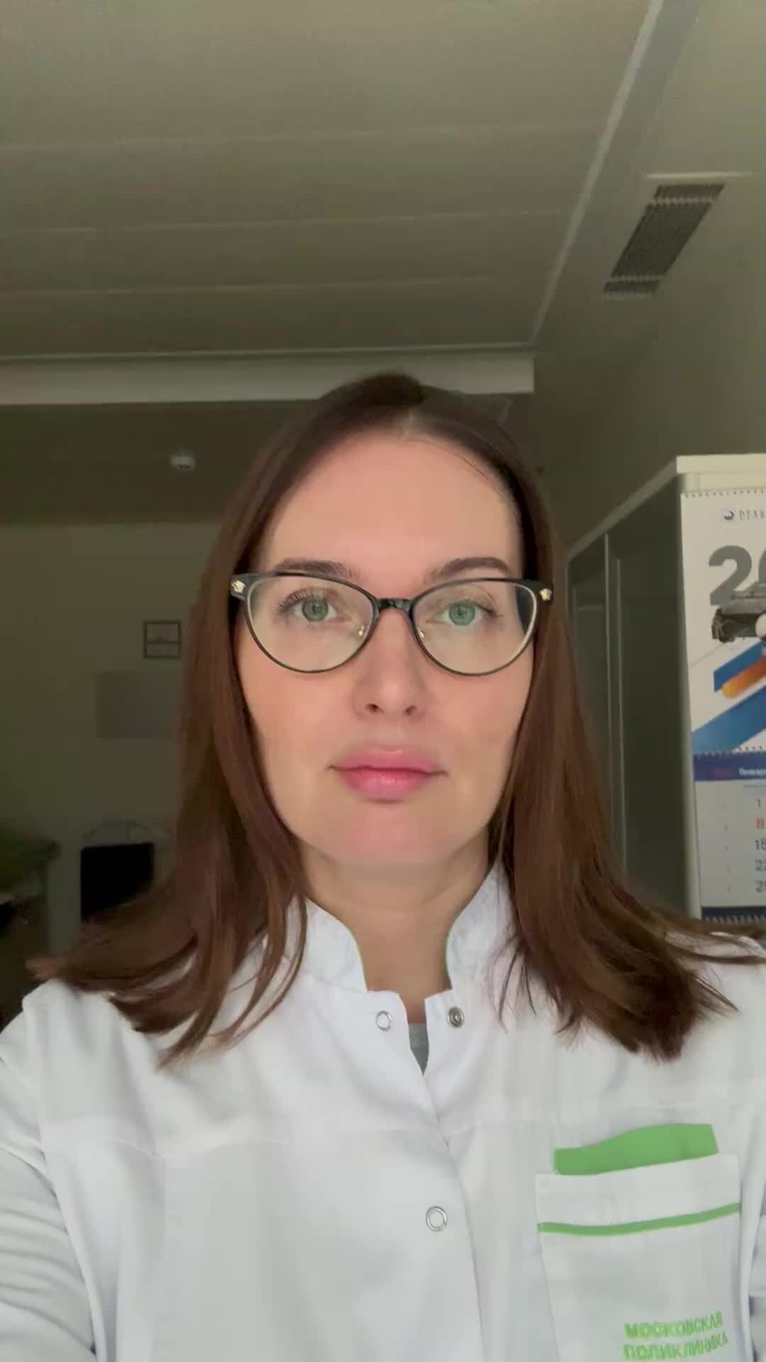 где взять врача. пациенты около кабинета врача. где взять врача. где взять врача. счастливый пациент возле кабинета врача.