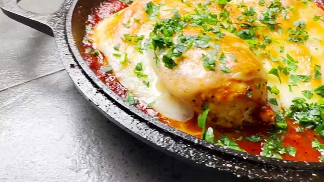 куриная грудка с моцареллой и помидорами. запеченная куриная грудка с моцареллой. куриная грудка с моцареллой и помидорами в духовке. грудка капрезе. куриная грудка с моцареллой и помидорами в духовке.