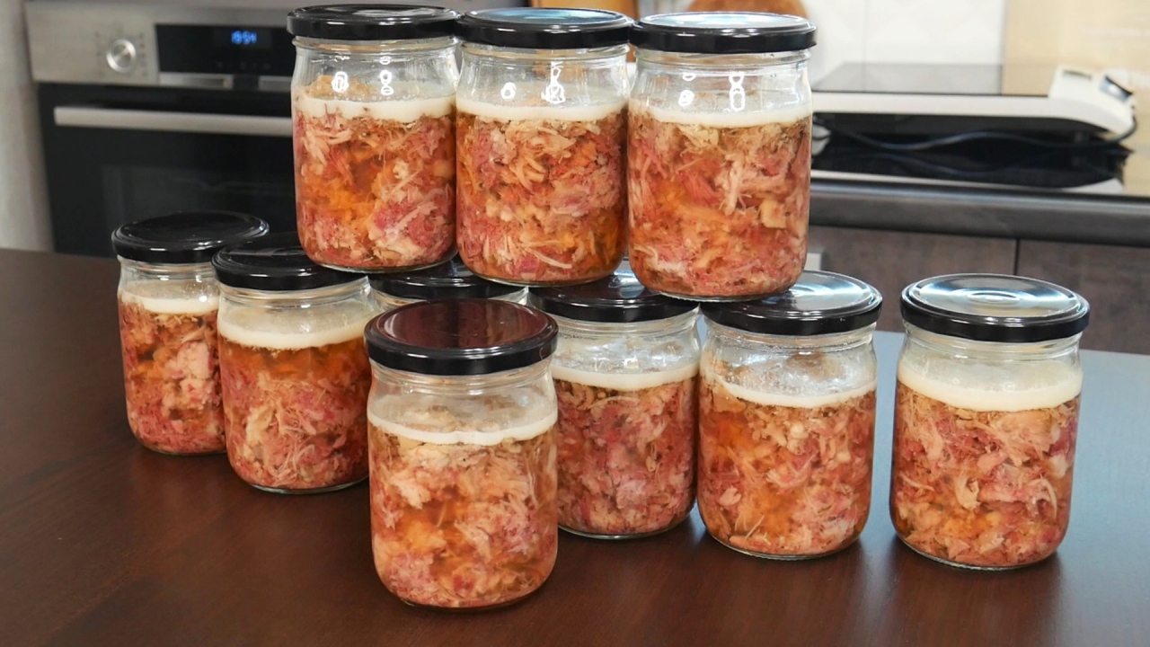 Килограмм моркови стоит 40. Заморозки морковка. Морковь кг. Свекла за 1 кг. Морковка на белом фоне.