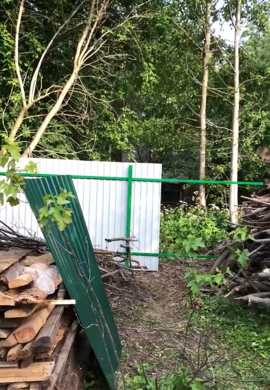 высокий забор на даче. высокий забор сделать. заборы для дачи. высокий забор. забор усиленный.