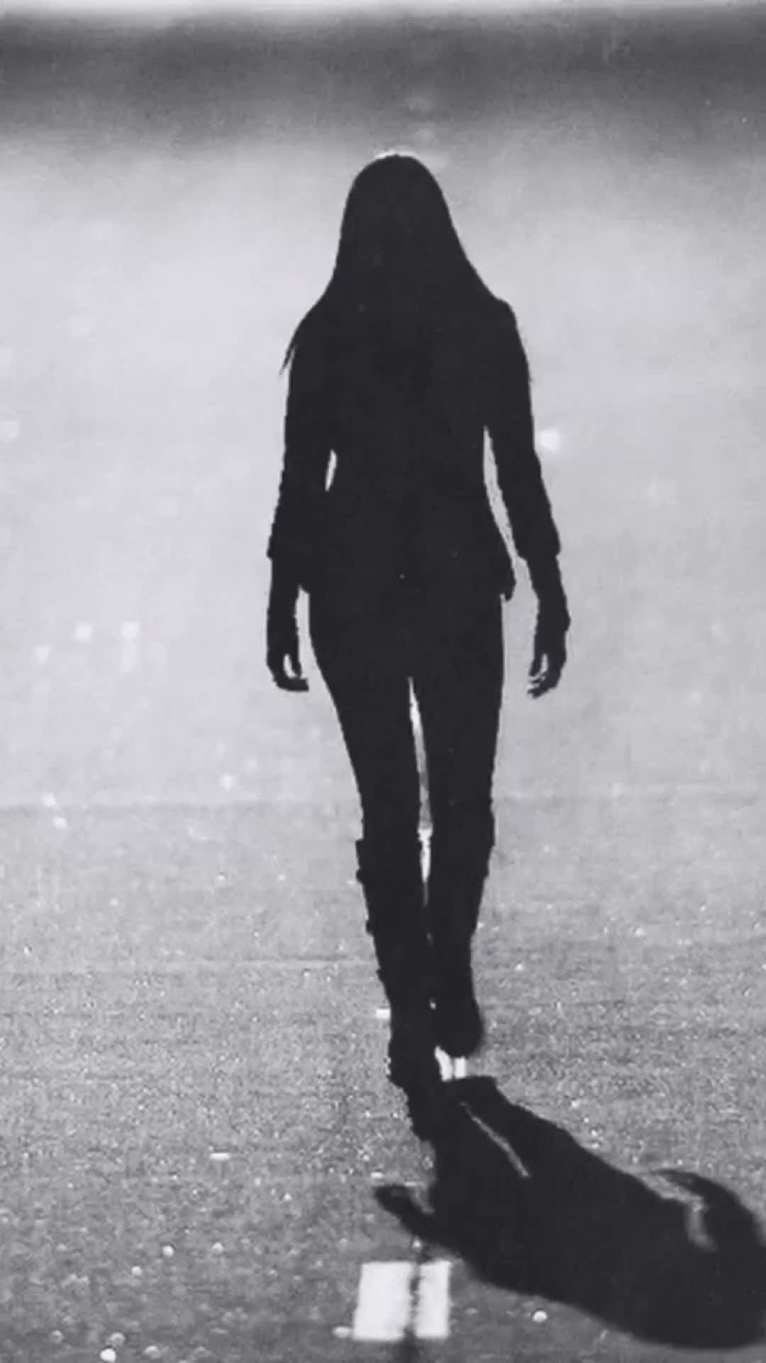 Человек в лесу ночью. Мрак одиночество. Человек в мрачном лесу. Во мраке лет. Темный силуэт в лесу.