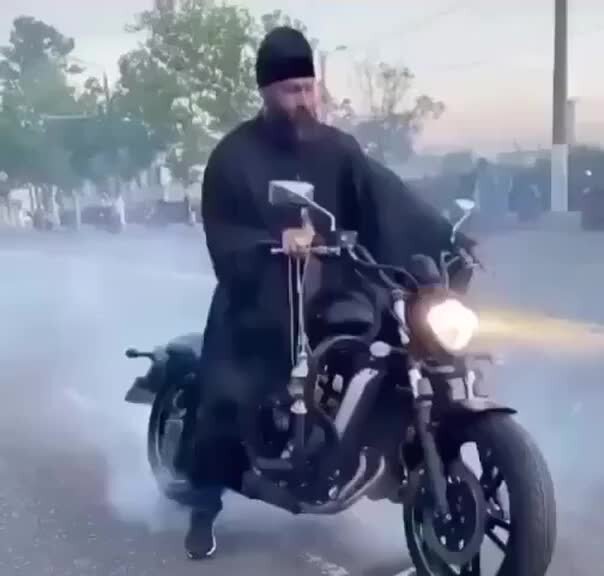 Догоняет ангела на мотоцикле