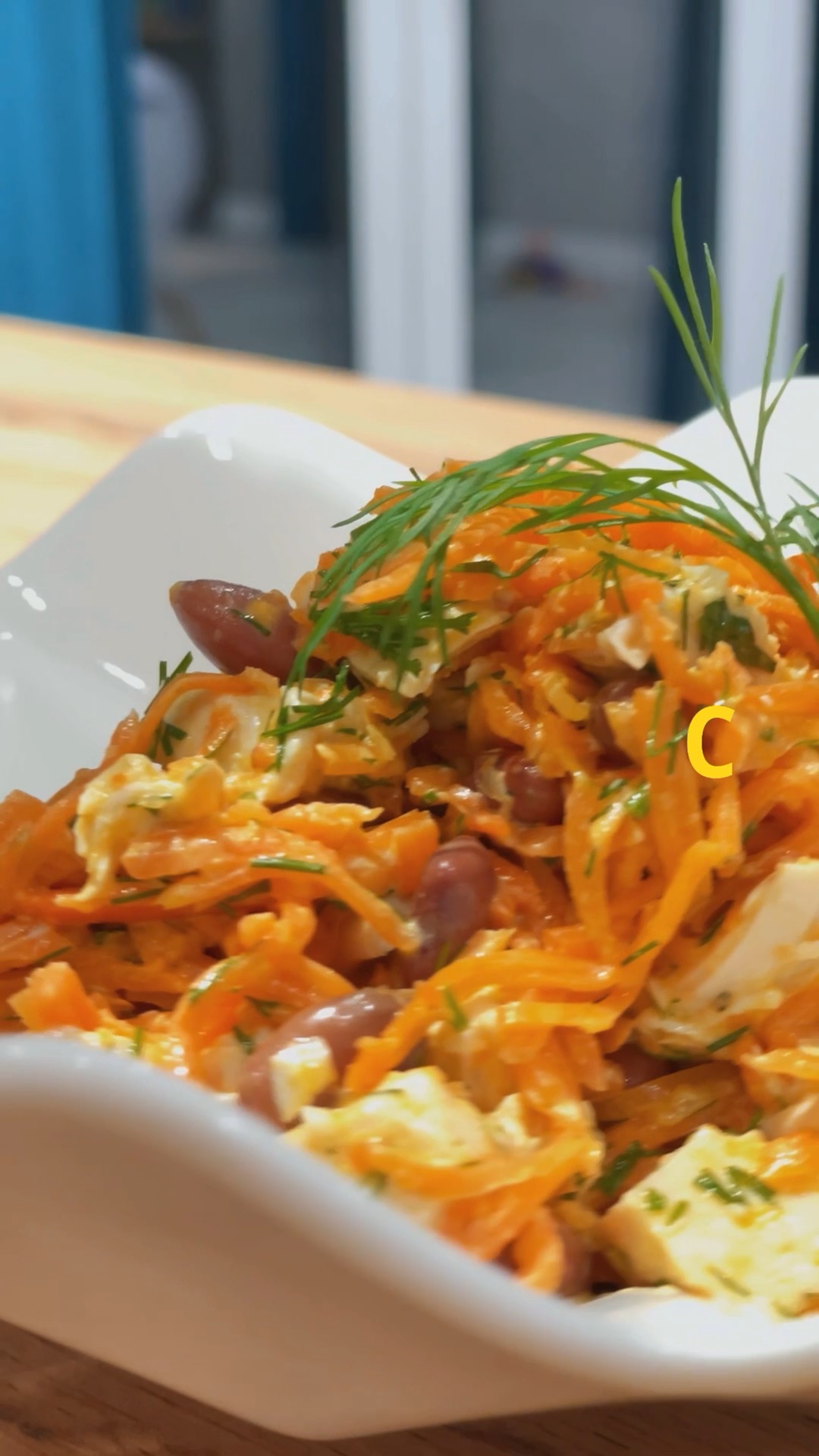 салат с фасолью вкусный праздничный рецепт. салат с фасолью и крабовыми пальчиками. салат с фасолью и колбасой. салат фасоль. салат с фасолью вкусный праздничный рецепт.