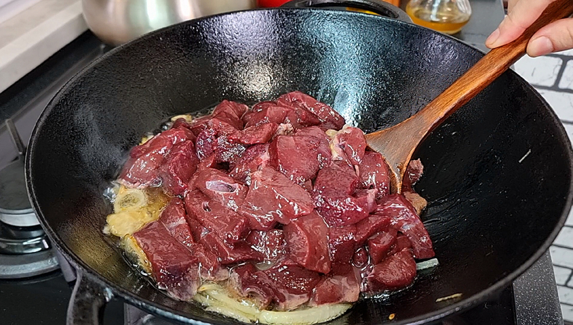 куриная печень с луком на сковороде. печень приготовленная.