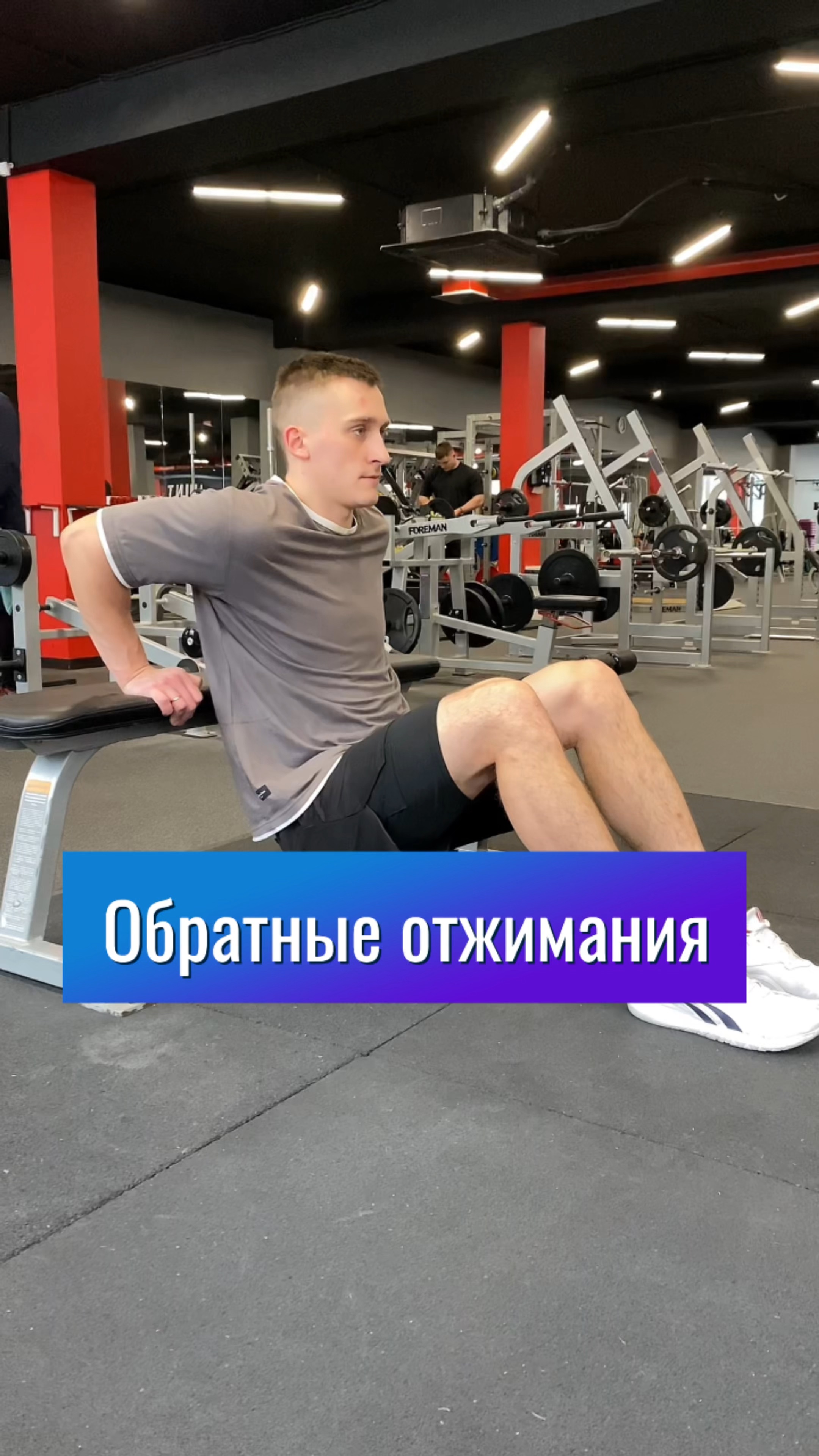 Планка боковая упражнение. Девушка делает упражнения. Отжимания можно похудеть. Фитнес планка тренировка. Утренняя зарядка дома.