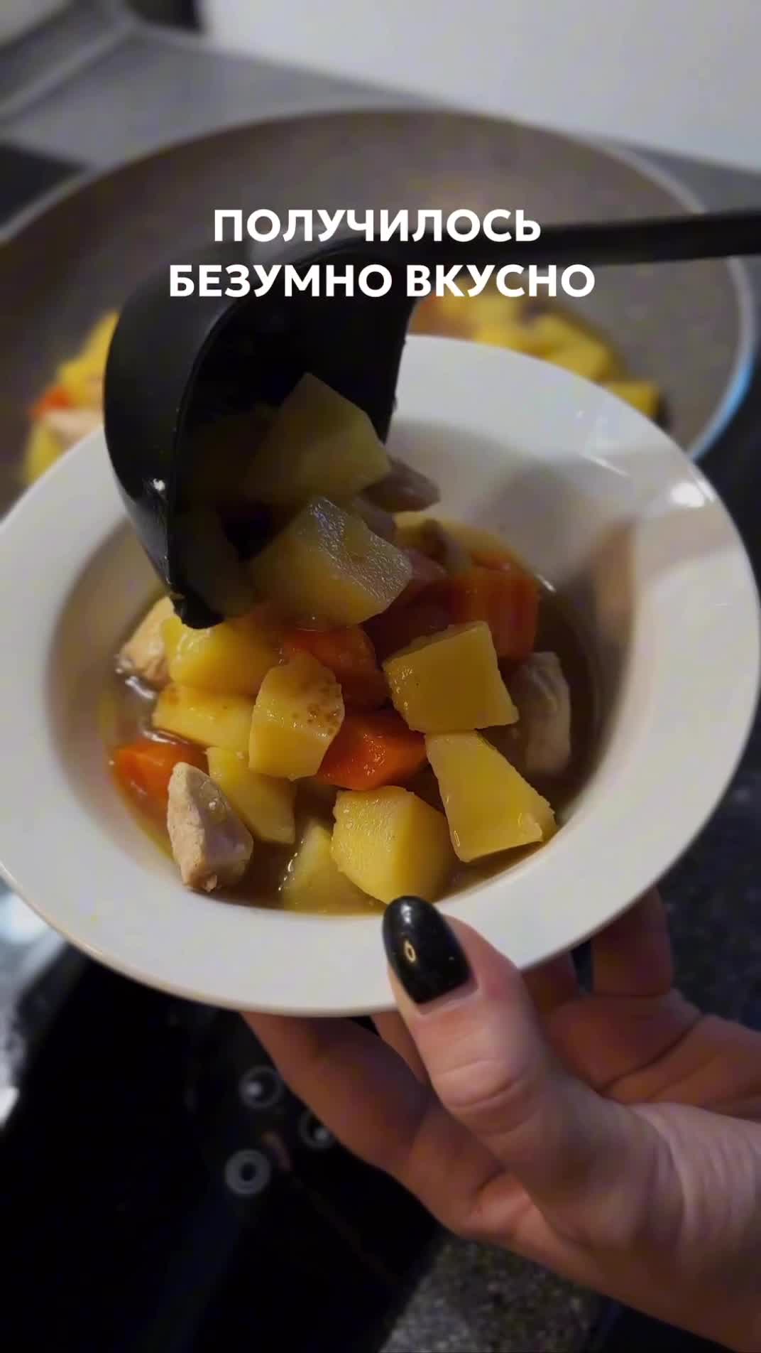 овощное рагу с мясом. индейка тушеная с овощами на сковороде. овощное рагу с куриной грудкой. томленое мясо индейки. потушить индейку в кастрюле.