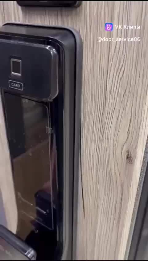 Заменить ключи замка двери. Запертая дверь. Заменить ключи замка двери. Поменять замок на входной двери. Заедает замок входной двери.