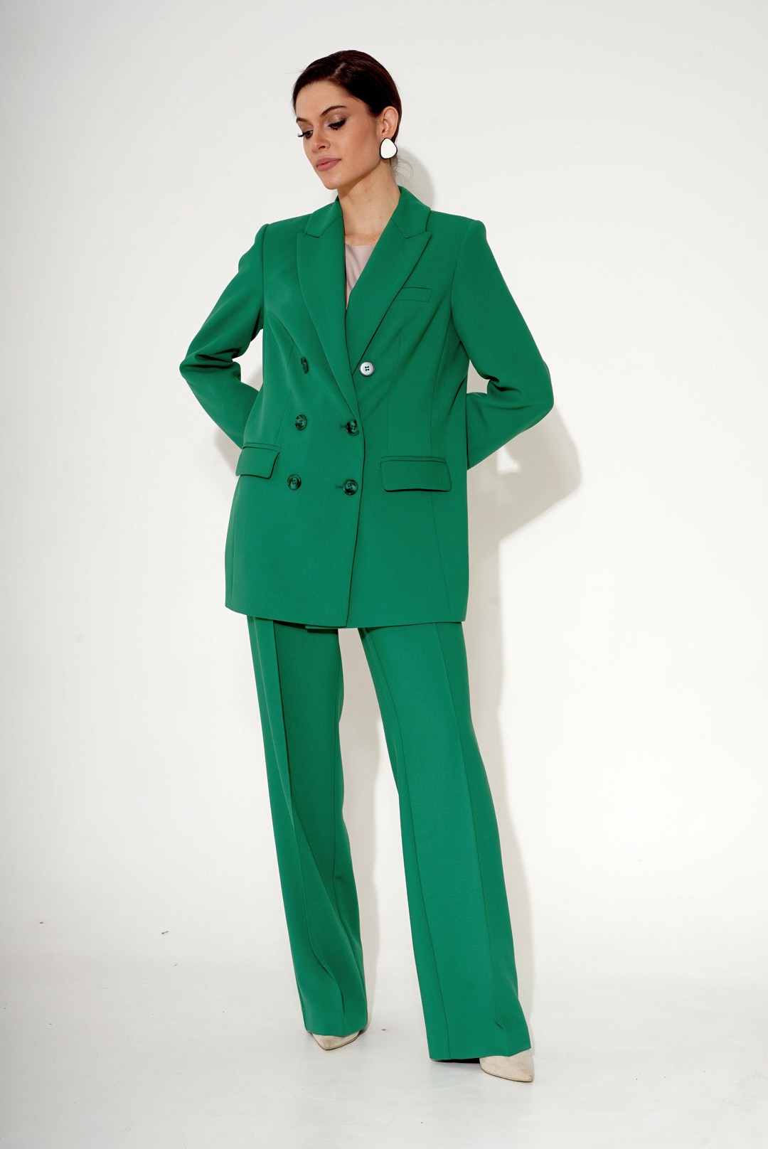 Нарядные брючные костюмы для женщин. Нарядные брючные костюмы для женщин. Костюмы брючные женские праздничные. Брючные костюмы для женщин вечерние. Вечерний брючный костюм.