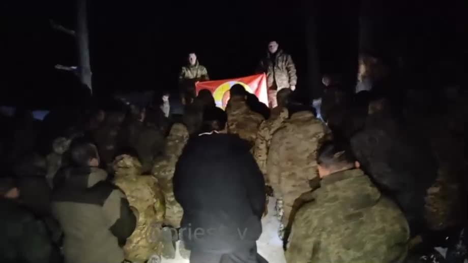 Казачья молитва. Молитва казаков перед боем. Молитва воинов перед штурмом. Солдат молится перед боем. Священник на войне.