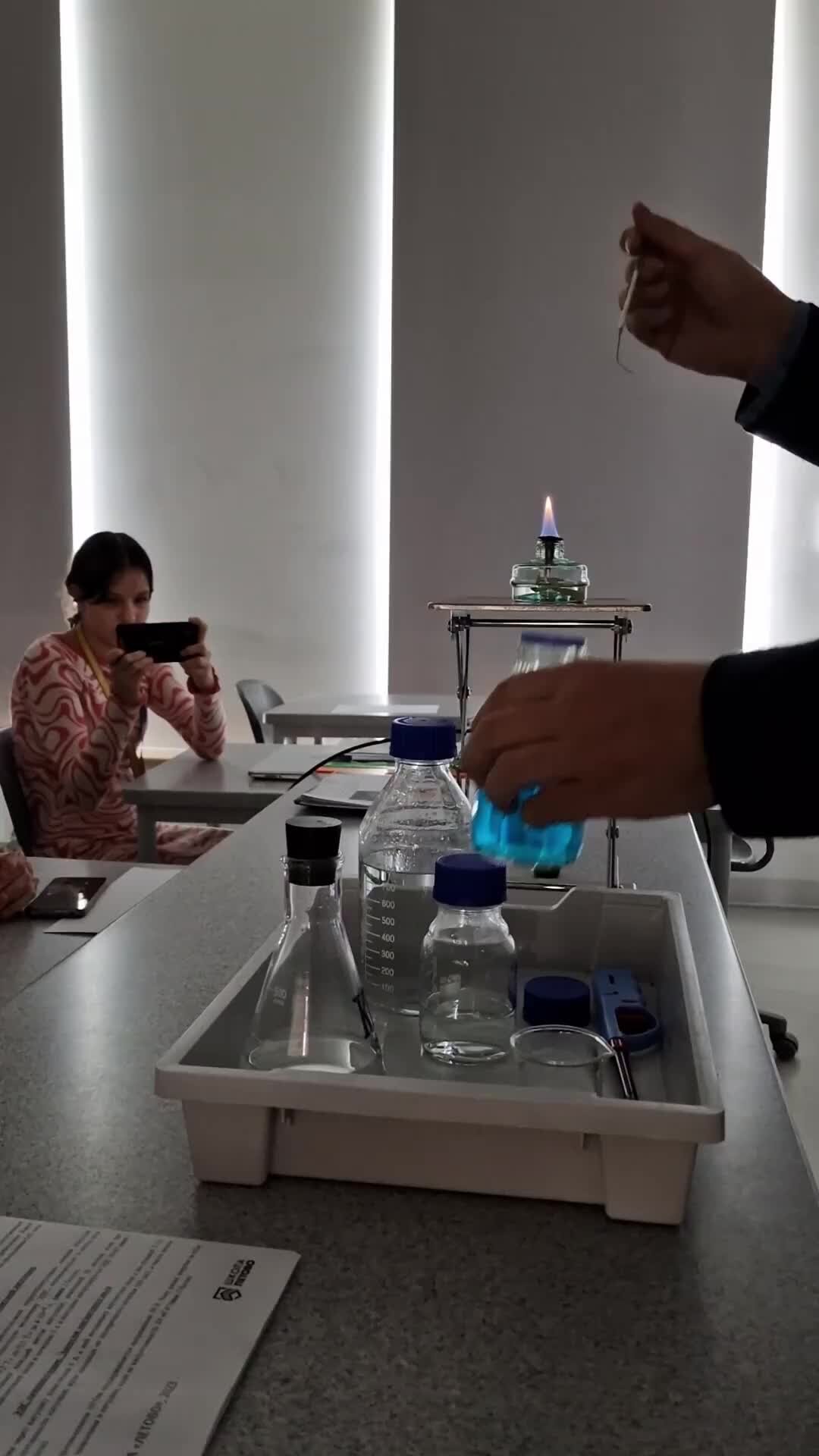 Школа «Летово» | Урок физики. В какой цвет окрашивает пламя медь? | Дзен