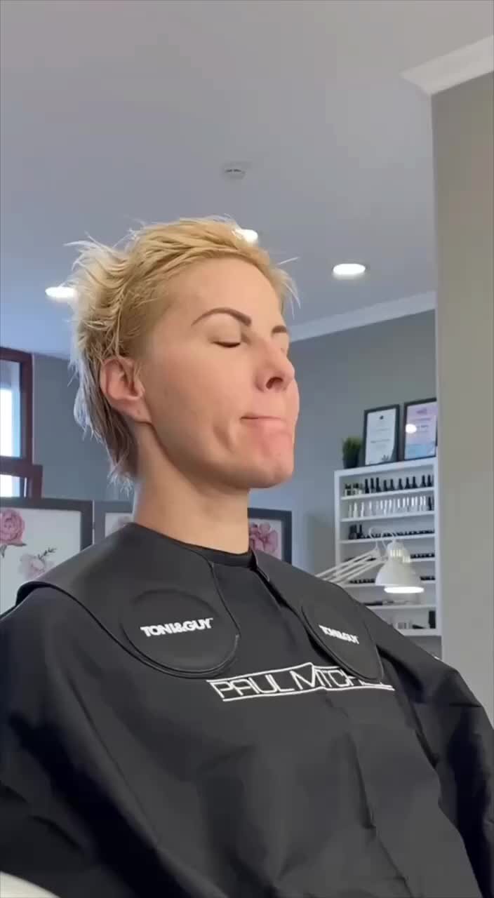 Подстричься сейчас. Модные стрижки 2021 женские на средние волосы с челкой. Подстричься сейчас. Стрижка каре блант боб. Стрижки на средние волосы модные тенденции.