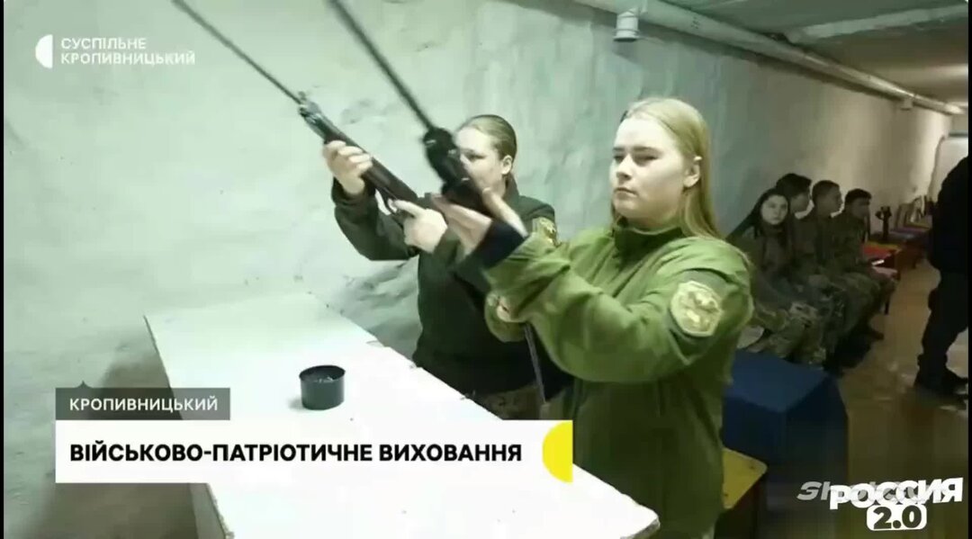 Дед с маленькой девочкой. Учитель научил слепую девочку. Relationship between child and teacher. Ученица и учительница за столом. Строгая мама.