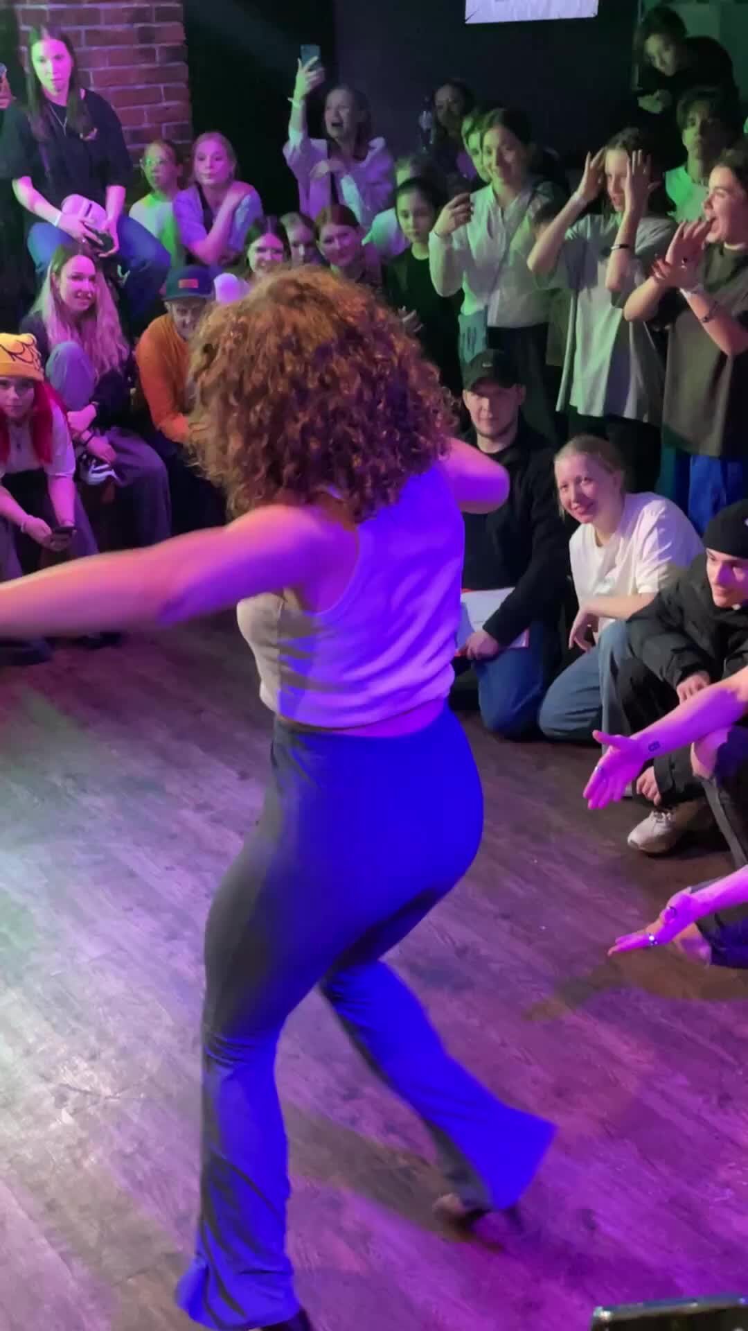 Crew танцы. Хип-хоп культура: рэперы, брейкдансеры, граффитчики. Брейк данс фестиваль. Костюмы для современных танцев. Брейк данс батл.