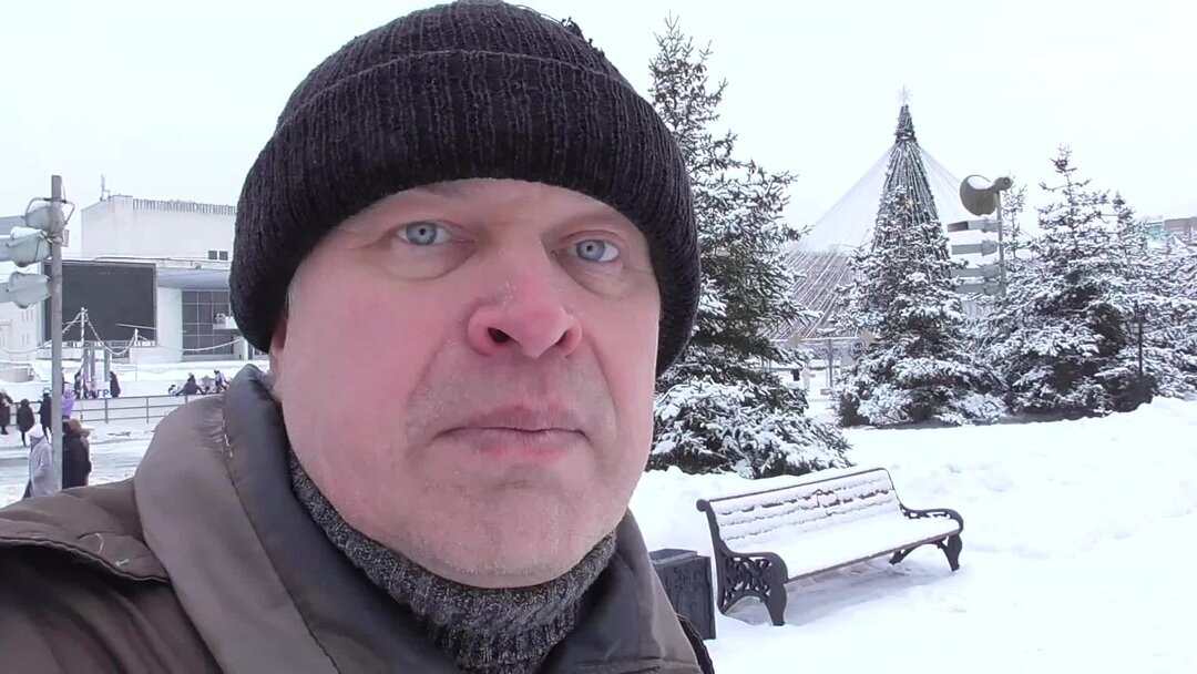 Орел на привокзальной площади г орла. Город орел сколько людей. Город орел сколько людей. Город орел численность населения. Символ города орла.