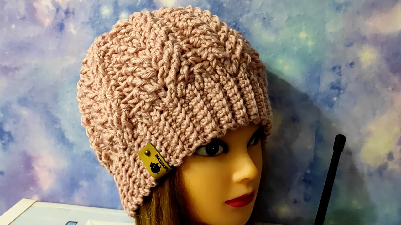 Шапка вязаная. Вязаные шапочки для женщин. Шапка зимняя женская спицами. Шапка женская крючком зимняя. Красивые вязаные шапки для женщин.