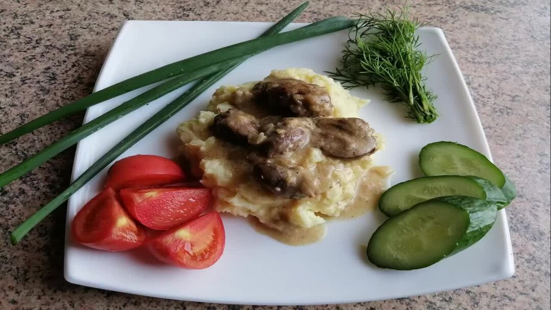 Печень в сметане на сковороде с луком. Куриные сердечки в сливках. Куриные сердечки с печенью в сметане. Куриные сердечки с печенью в сметане. Куриная печень тушеная в сметане.