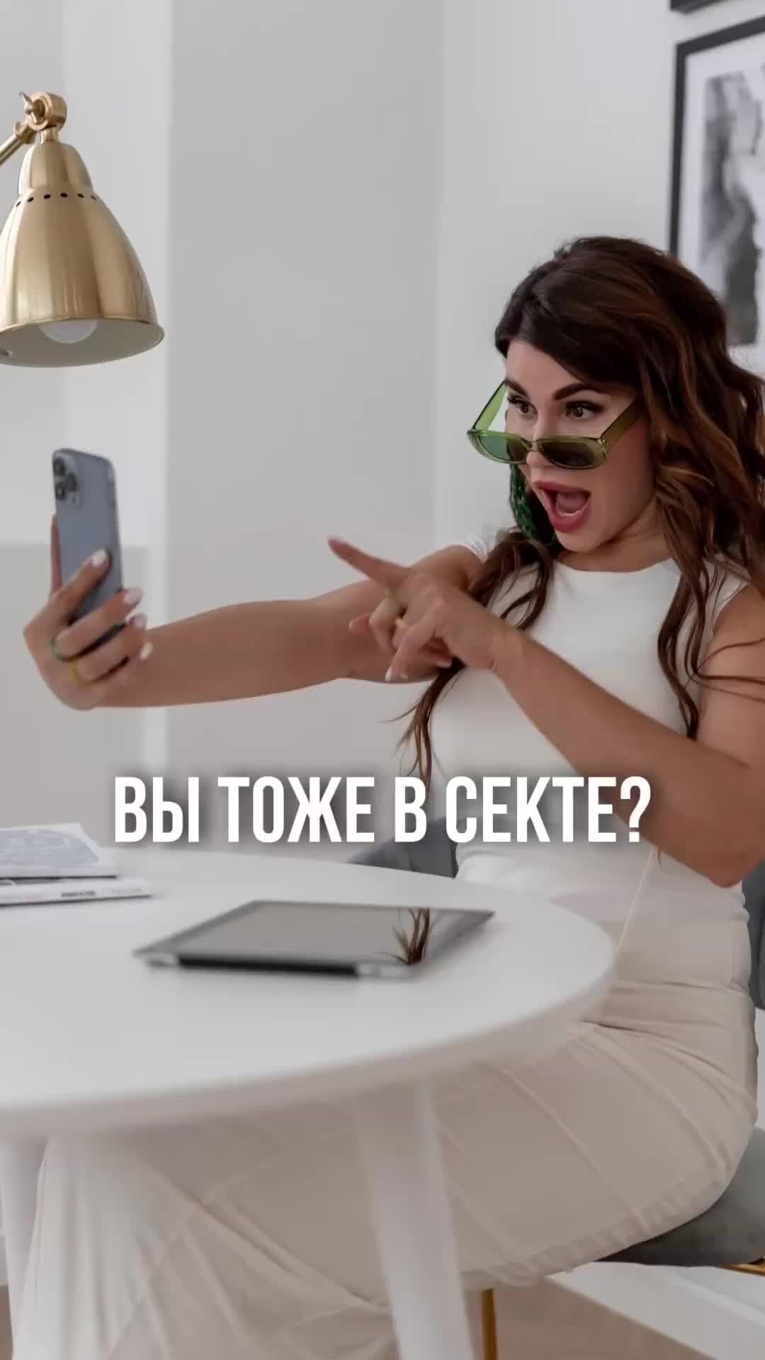 Песня губы в губы наш последний. Губы в помаде размазаны щи. Нежный мужчина. Целующие губы. Жожо стример клоун.