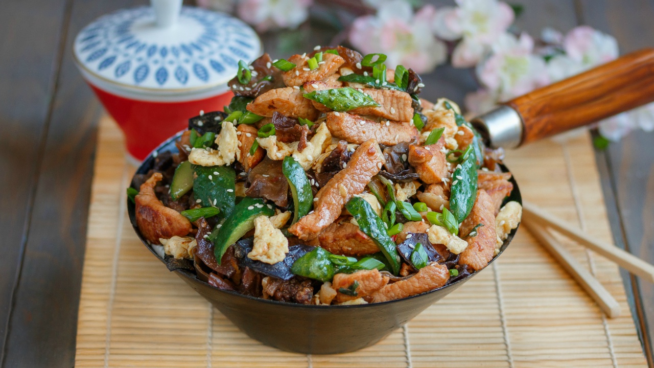 Мушу в китайской кухне. Свинина мушу. Свинина мушу. Свинина с грибами муэр китайская. Мушу в китайской кухне.