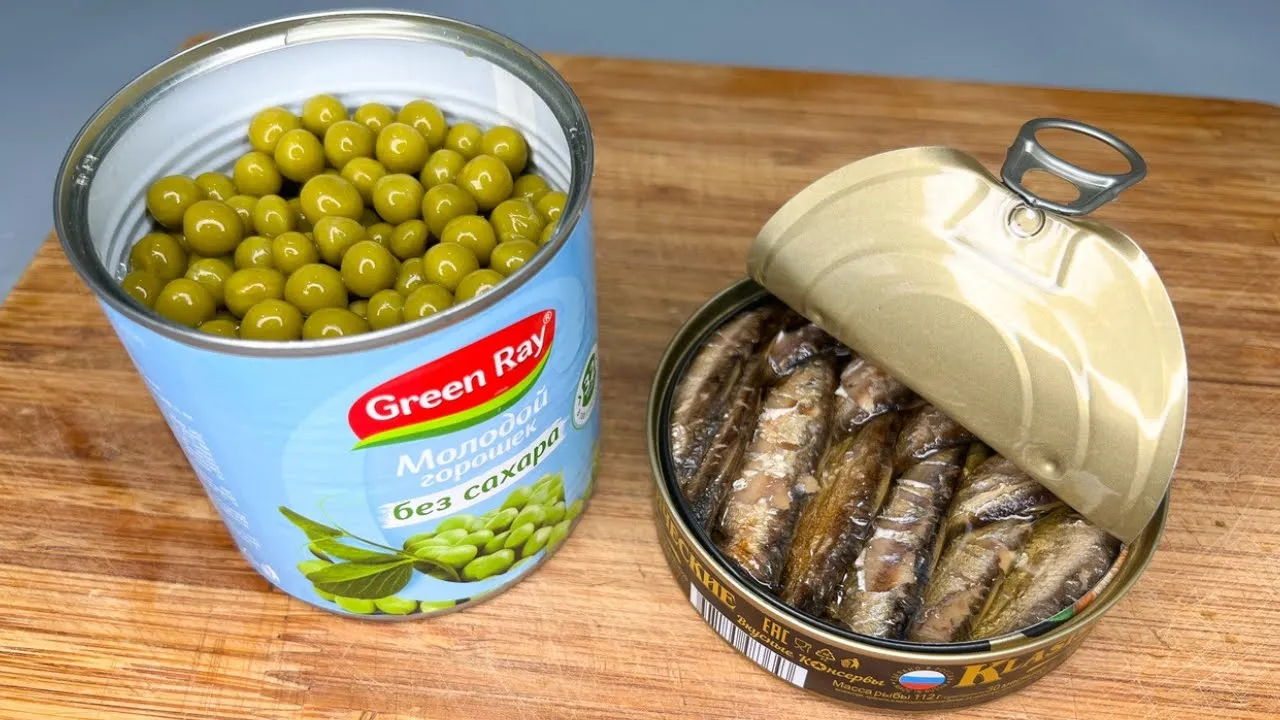 салат из шпрот с зеленым горошком. горошек и шпроты. шпротный салат с сухариками. горошек и шпроты. горошек и шпроты.