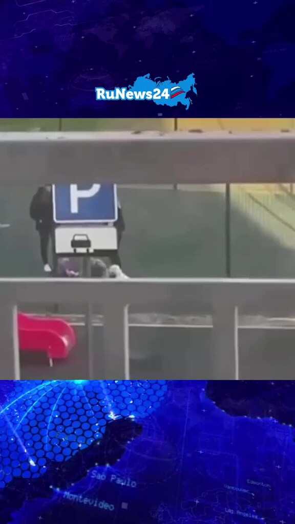 Бабушка выгуливает внука квадробера на поводке. Бабушка выгуливает внука квадробера на поводке. Бабушка выгуливает внука квадробера на поводке. Бабушка выгуливала внука на поводке. Фото.