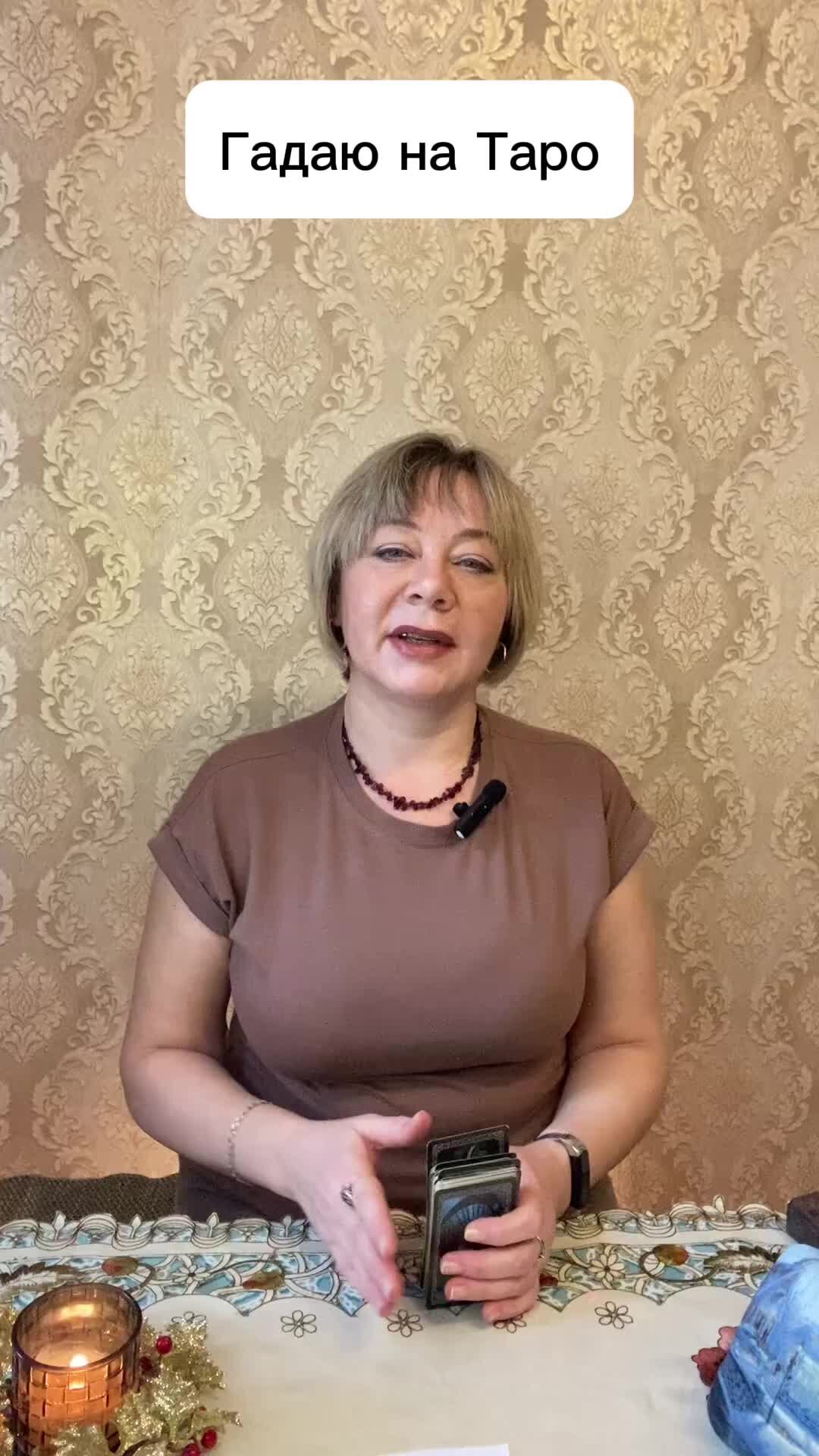 Дружеские отношения в коллективе. Отношения между людьми. Коммуникация люди. Как окружающие относятся к вам. Улыбающийся человек.