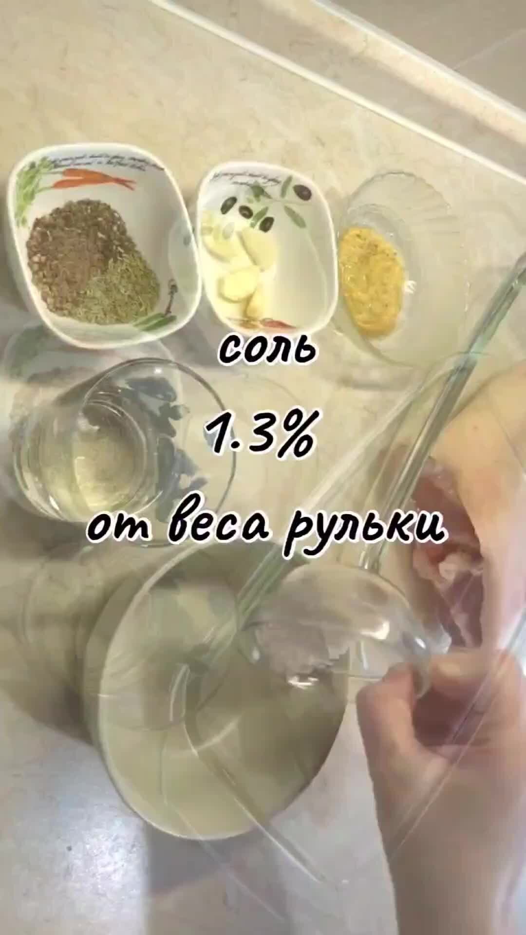 готовлю на заказ уже много лет. хозяйка на кухне. готовка на кухне. готовка на кухне. женщина и тесто.