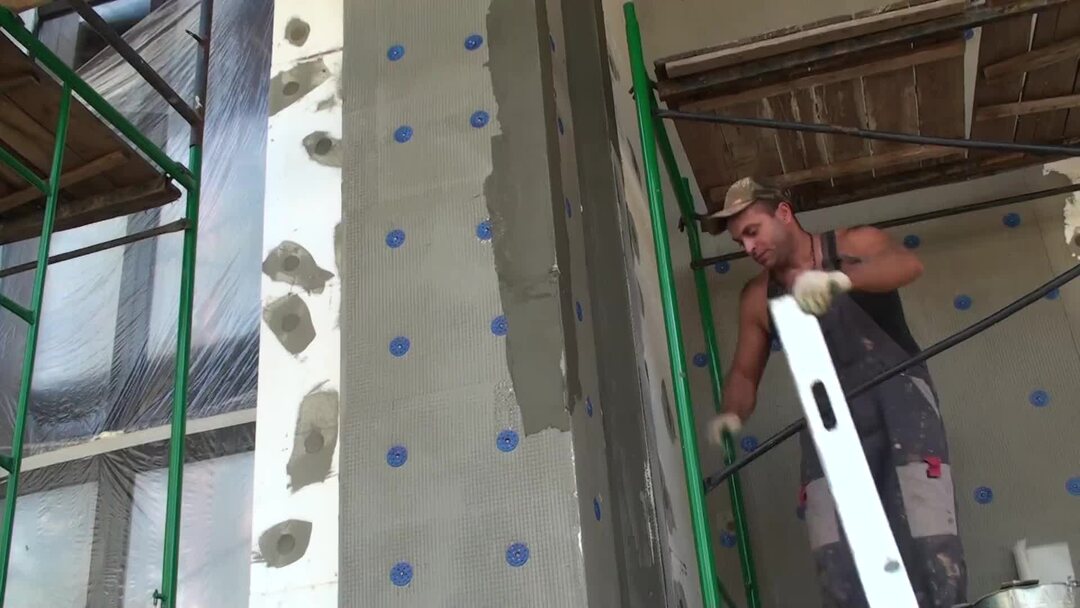 Установка уголков с сеткой на углах дома, Мокрый фасад СФТК Ceresit ...