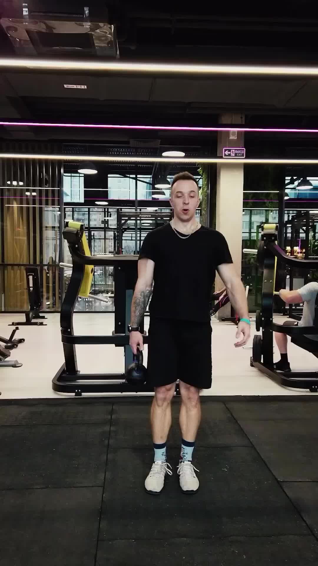 Тренировка верха тела в зале