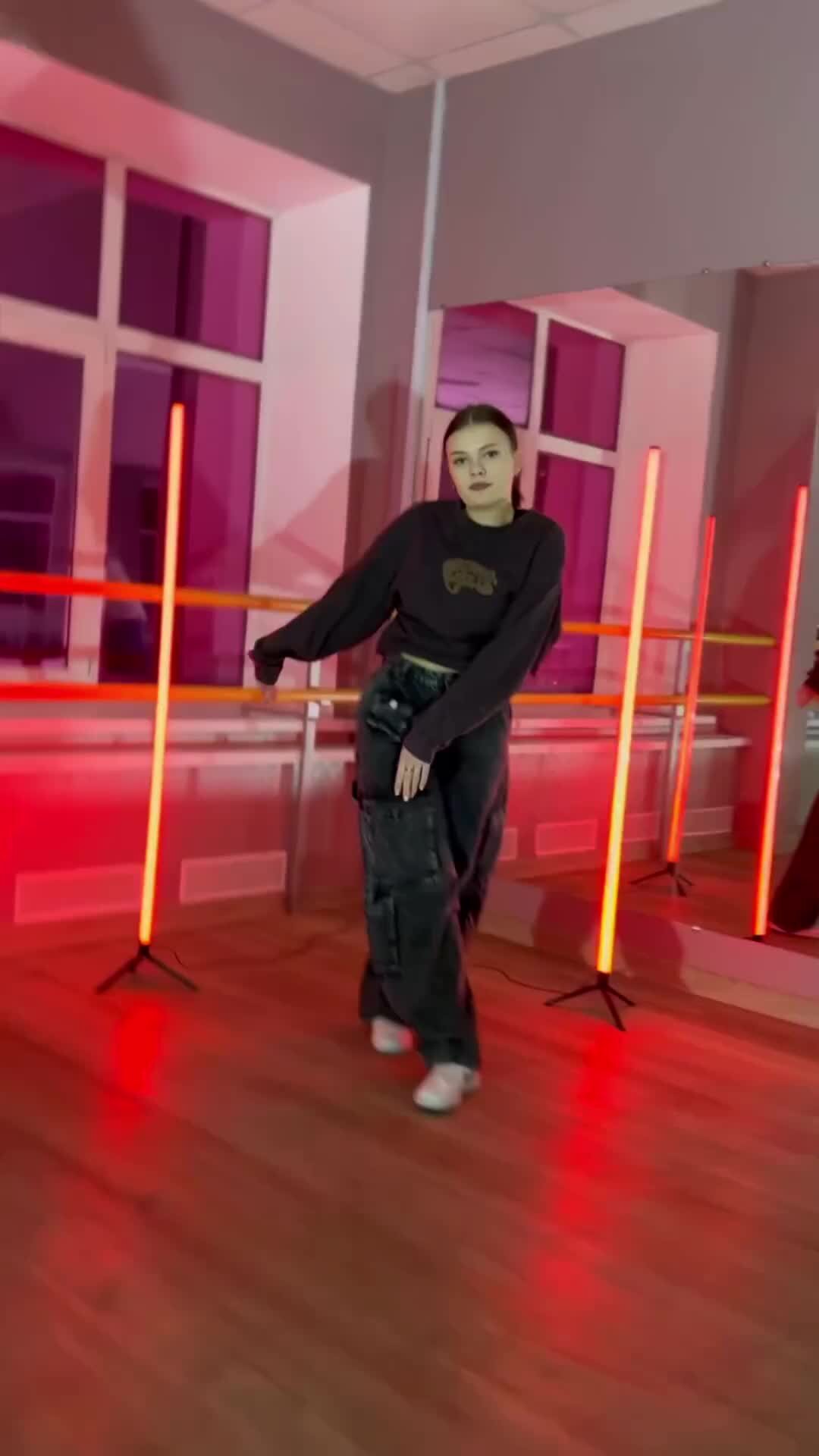 динамичный человек. креативный танец. люди танцуют. динамичный танец. танцовщица джаз фанк.