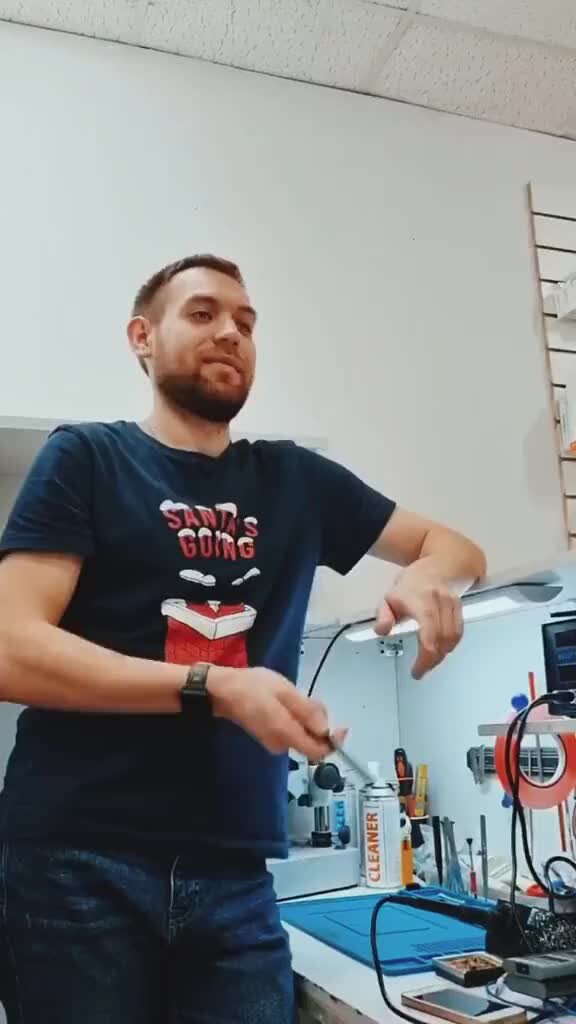 Пожилой мужчина с молодой девушкой. Анжела джерих картины. Мужчина спасает женщину. Старики с молодыми девушками. Сергей юрский любовь и голуби.