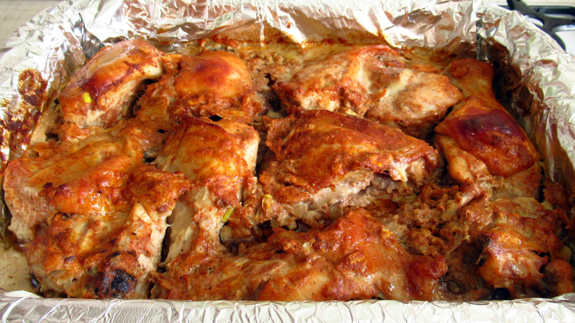 При какой температуре готовится курица в духовке. Сколько готовится курица в духовке при 200. Курица в духовке. Курица в духовке сколько. Сколько запекать курицу в духовке целиком 2 кг.