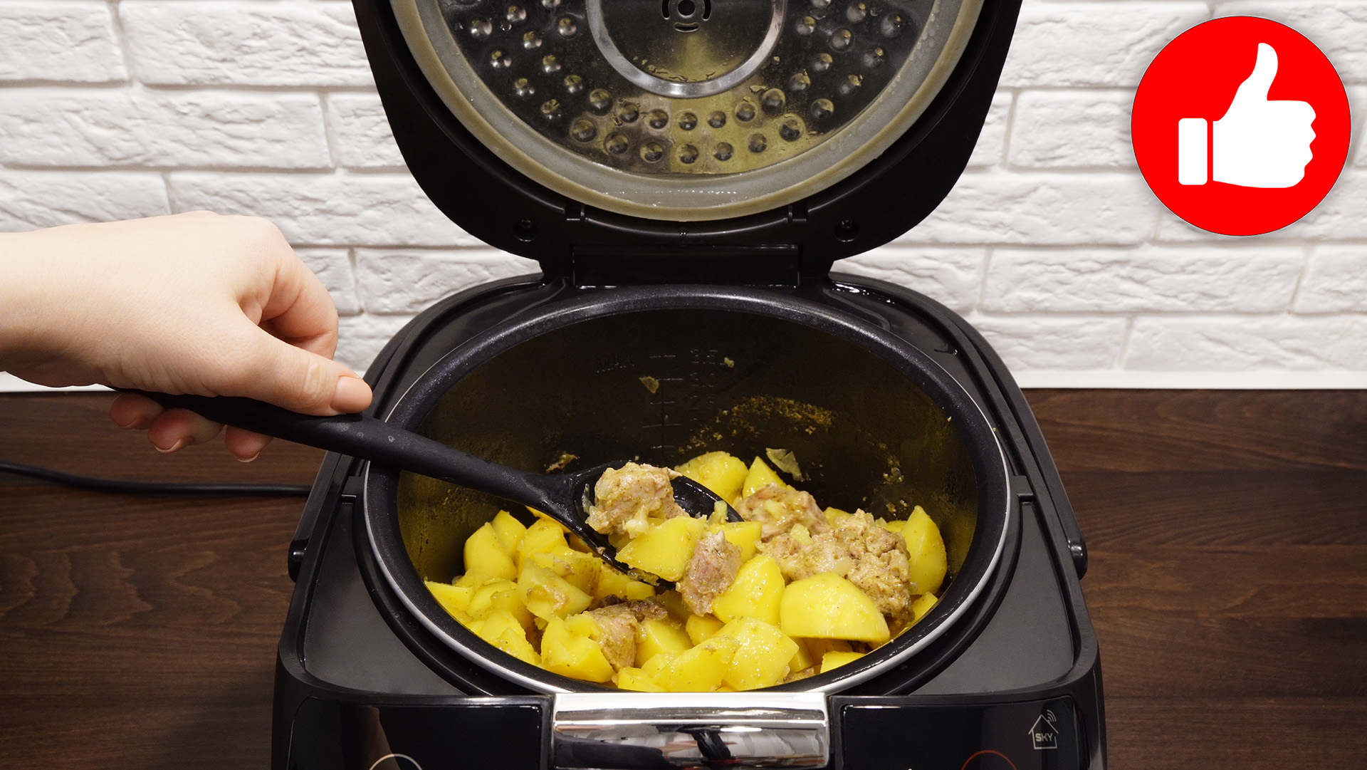 Картошка тушеная мясом и грибами в мультиварке. Картошка с мясом в мультиварке. Как готовить картошку с мясом в мультиварке. Тушёная картошка с мясом в мультиварке. Свинина с картофелем.