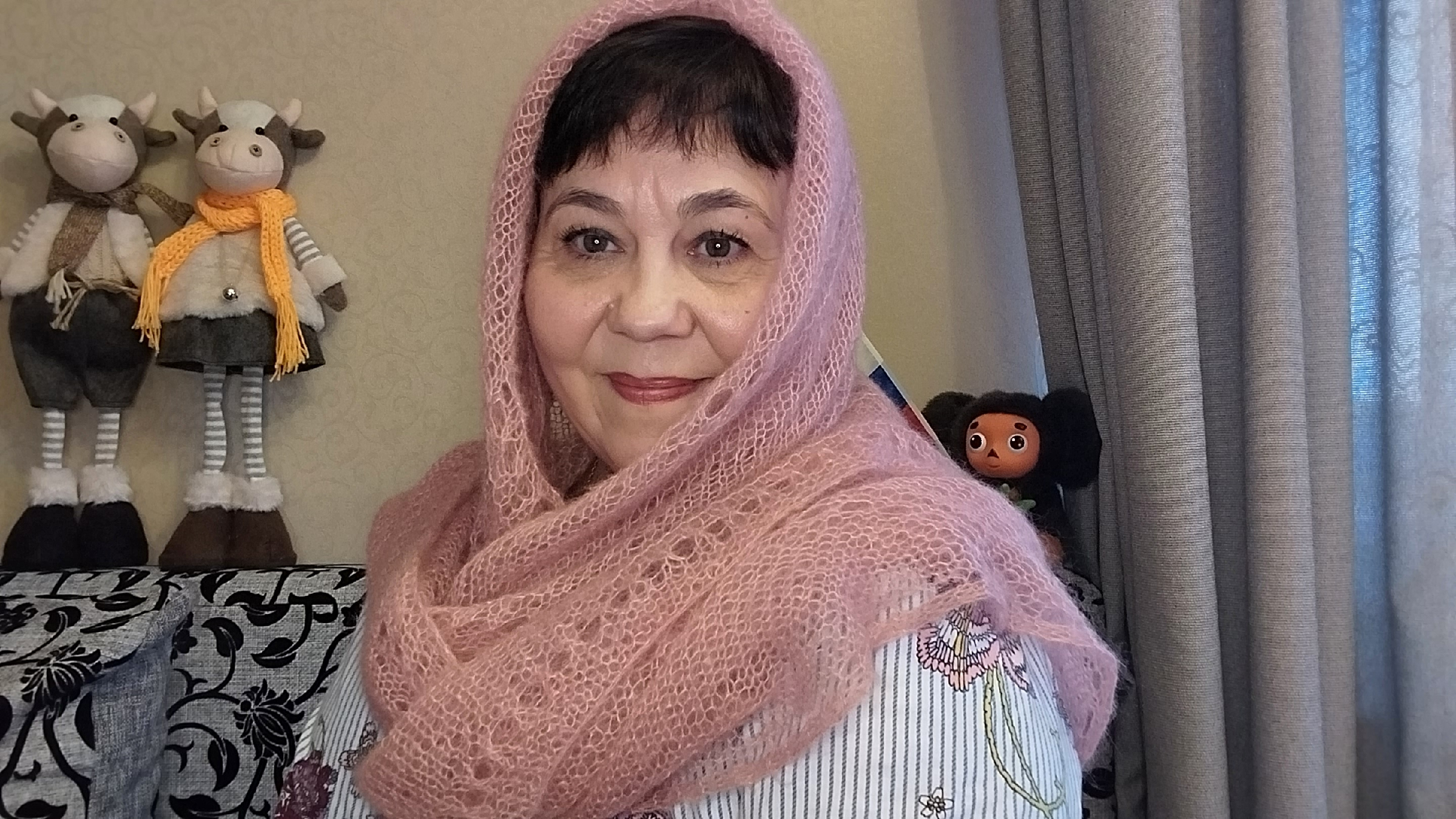 Вязаная косынка спицами. Косынка из мохера спицами для начинающих. Косынка из мохера спицами для начинающих. Связать ажурный бактус спицами из мохера с описанием и схемами. Схема вязания шали спицами платочной вязкой.