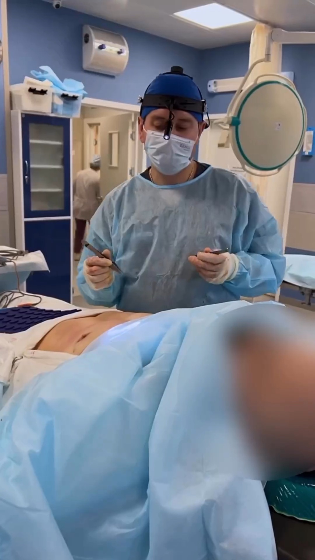 услуги медицинского центра. запись на консультацию к хирургу. записаться к сосудистому хирургу. бесплатная консультация хирурга. прием хирурга реклама.