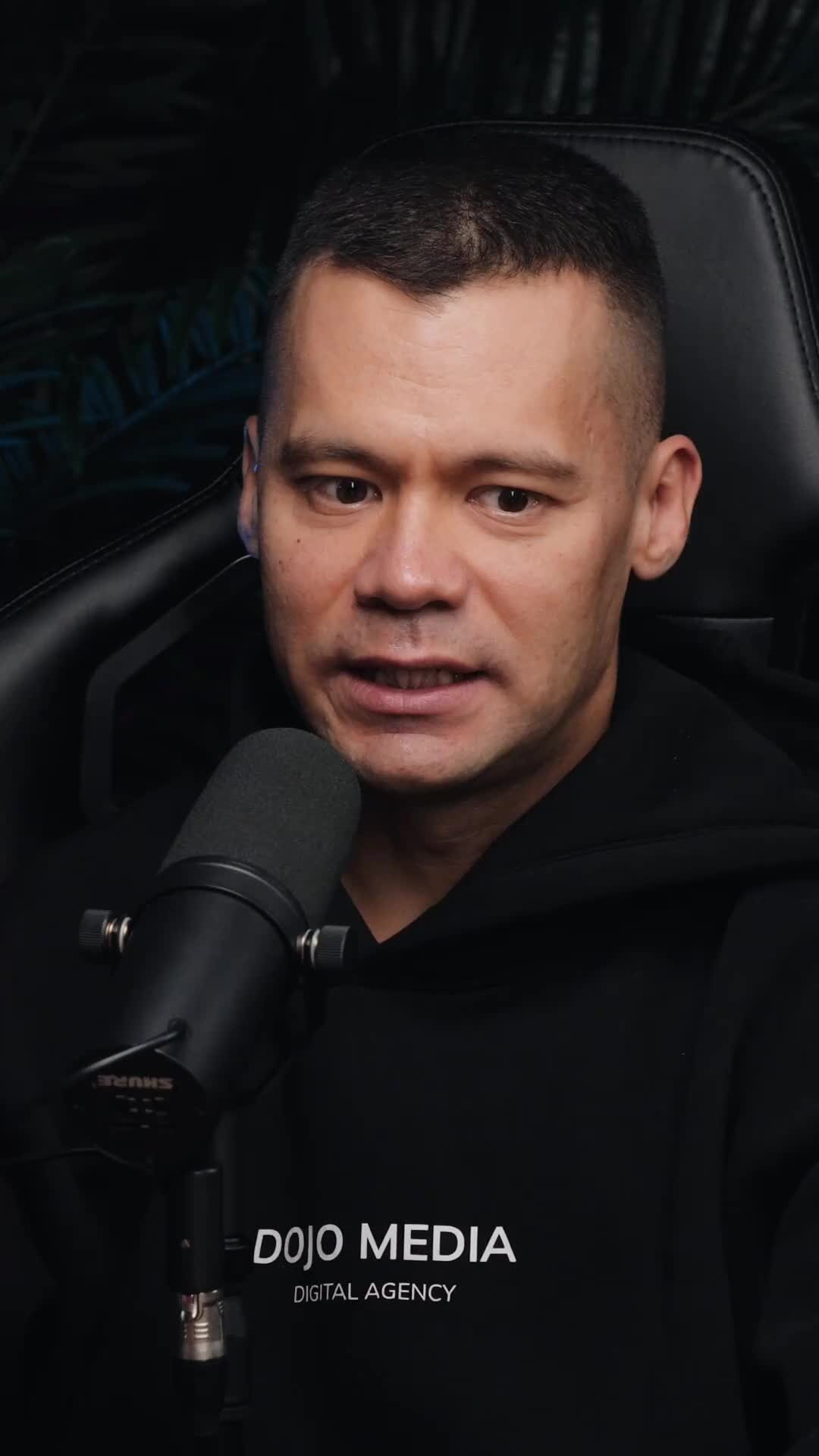 геометрическое лицо. нейросети для создания музыки. нейросеть для создания песни голосом. искусственный интеллект фон. 1986 нейронные сети.