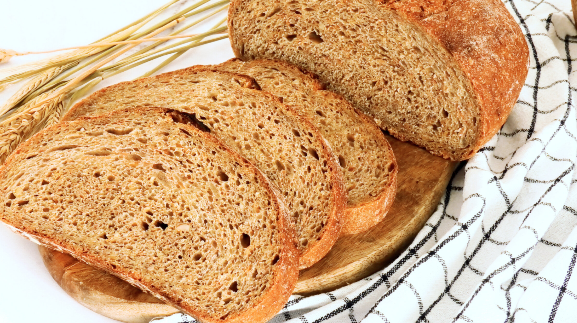 пшеничный вкусный хлеб. свежеиспеченный хлеб. пшеничная булочка с солодом. хлеб ржано пшеничный хлебный дом. пшеничный хлеб пшеничный хлеб.