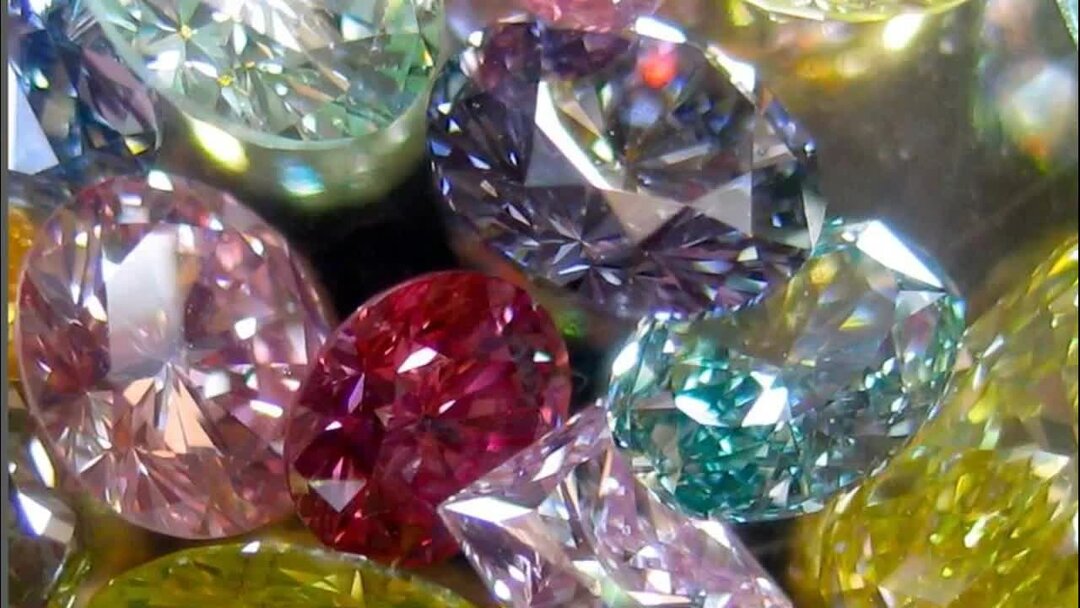 Драгоценный камень самоцветов. Цветные бриллианты. Разноцветные Алмазы. Россыпь драгоценных камней. Кучка драгоценных камней.