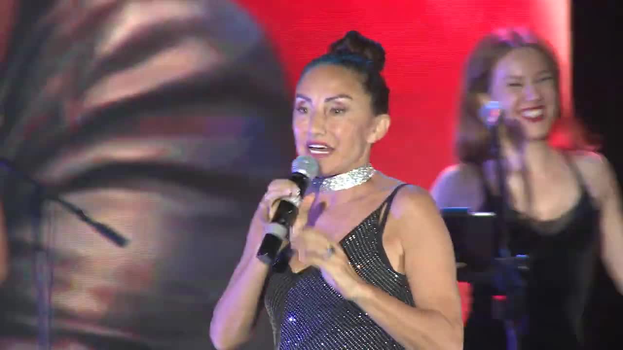 Елена шевченко мама валентины шевченко. Песня новый год зажигает елки. Текст песни новый год. Тексты современных песен. Новая песня.