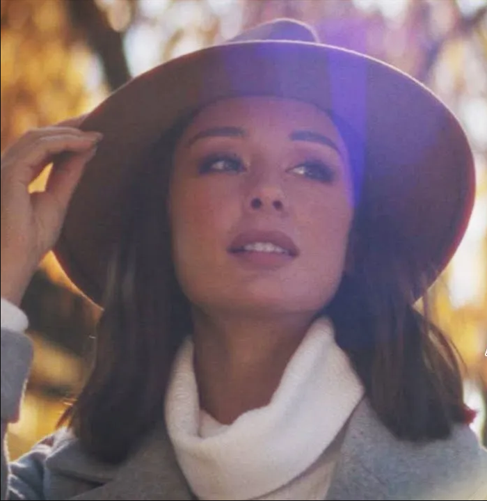 пара бежит в поле. текст песни танцуй. песня хочу любить сама. текст песни привет малыш. стихи желаю тебе.