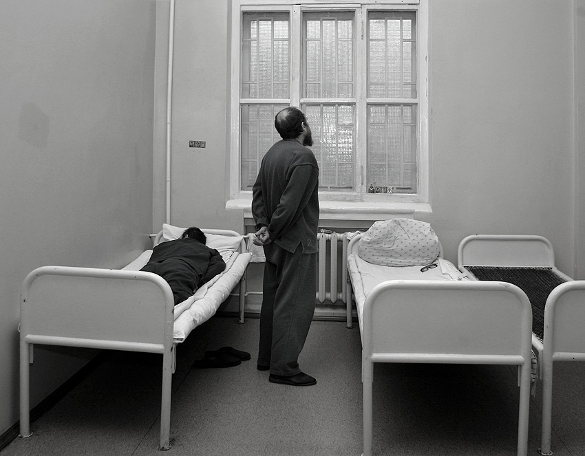 девушка с психическим расстройством. порядок госпитализации в недобровольном порядке. порядок недобровольной госпитализации в психиатрический стационар. соглашение на госпитализацию в психиатрический стационар. общая зона психиатрии.